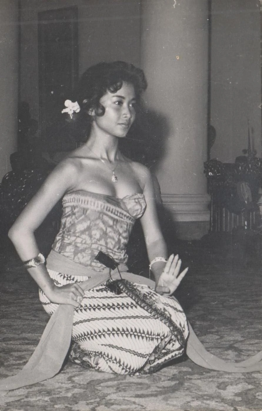 Archival photograph of a Javanese court dancer in kemben, batik kain and sampur sash